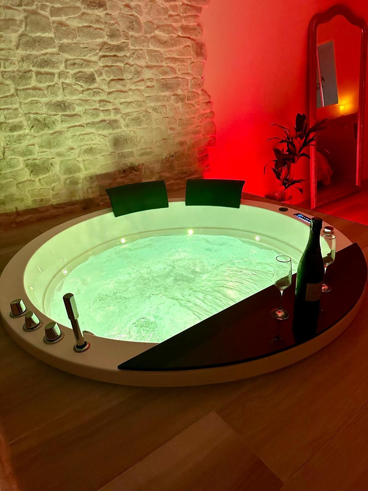Les Suites Du Payre - Suite Romance Saint-Hilaire-de-Talmont Bagian luar foto