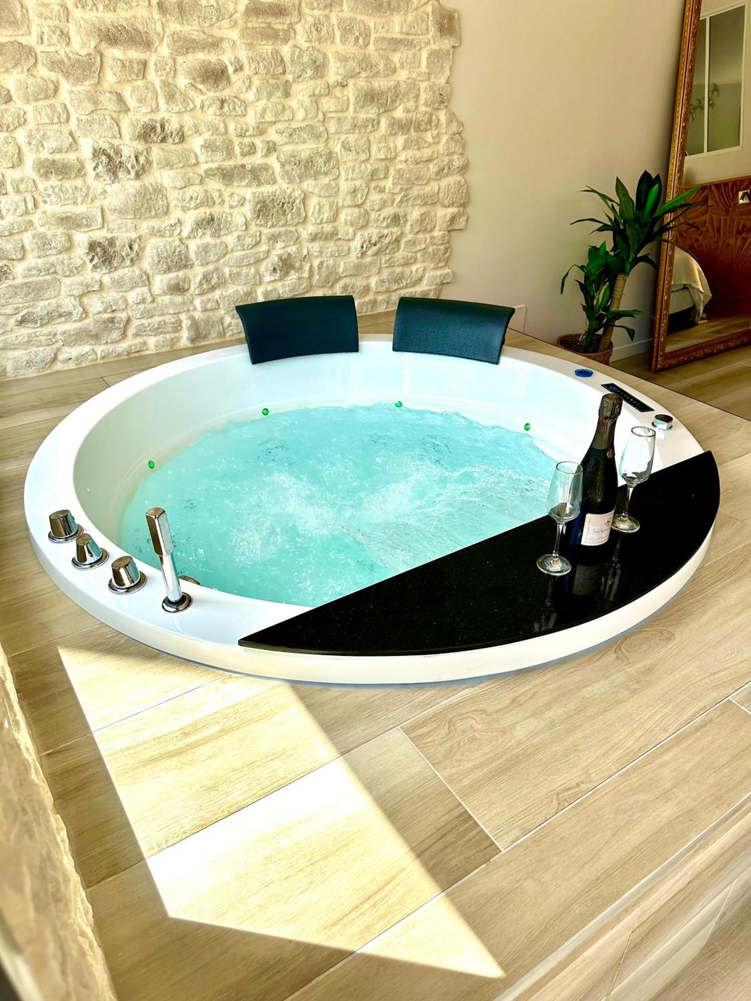 Les Suites Du Payre - Suite Romance Saint-Hilaire-de-Talmont Bagian luar foto