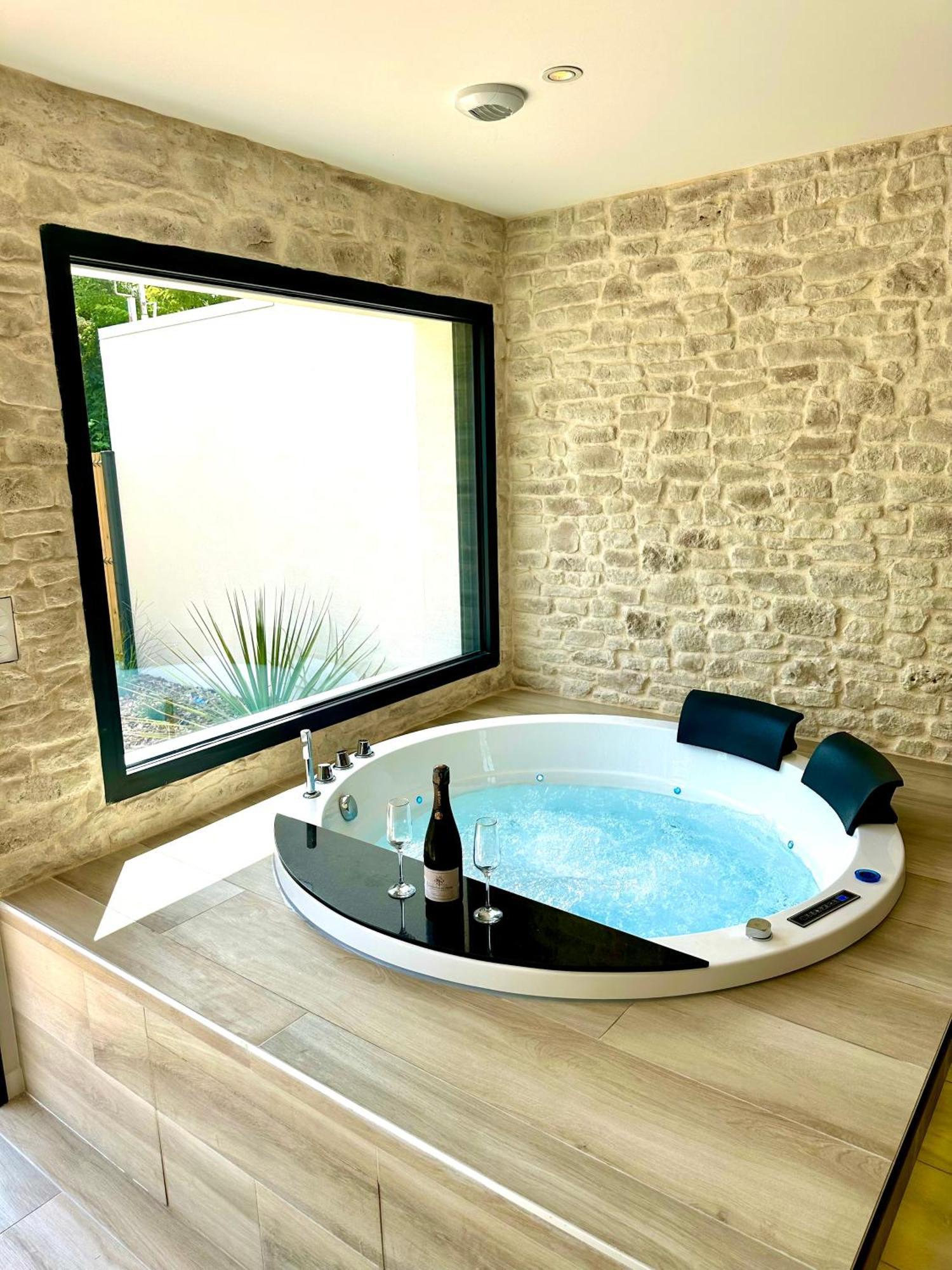Les Suites Du Payre - Suite Romance Saint-Hilaire-de-Talmont Bagian luar foto