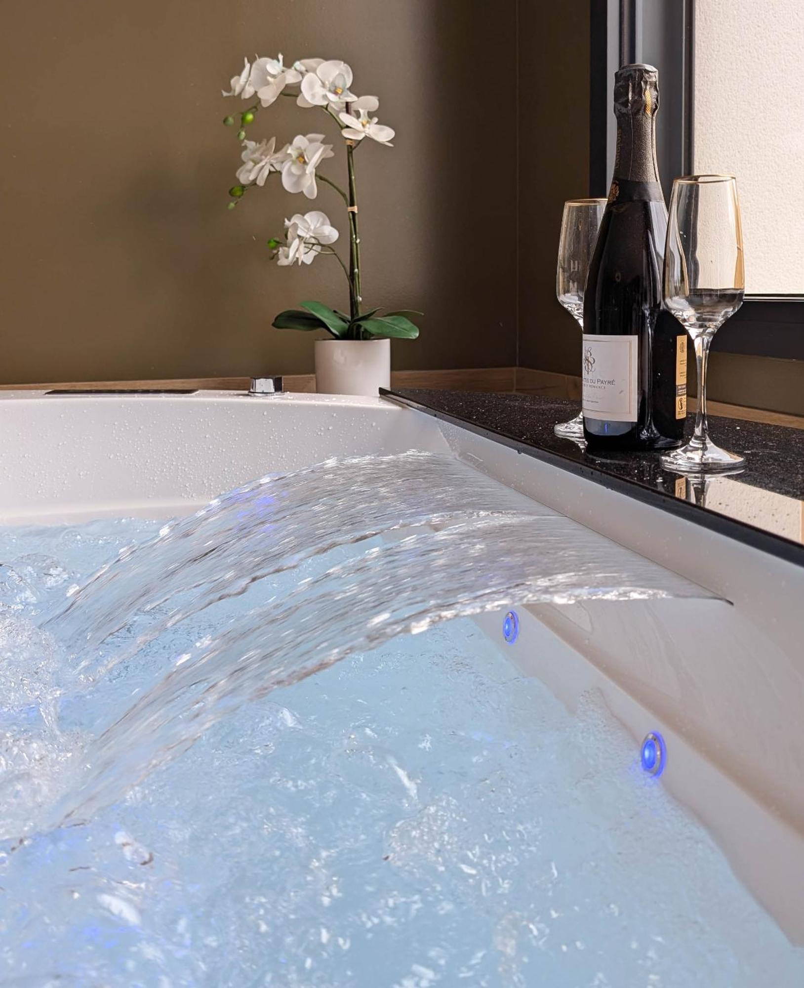Les Suites Du Payre - Suite Romance Saint-Hilaire-de-Talmont Bagian luar foto